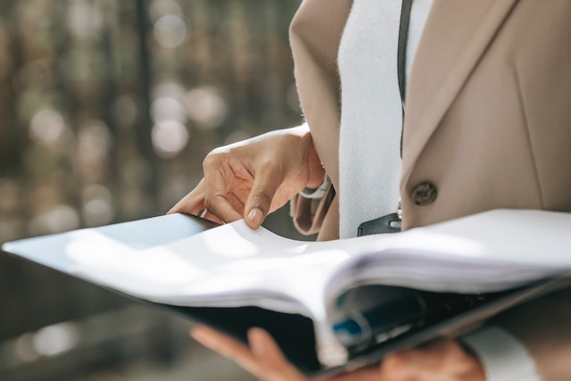 landlord-reading-a-contract-in-hands-close-up