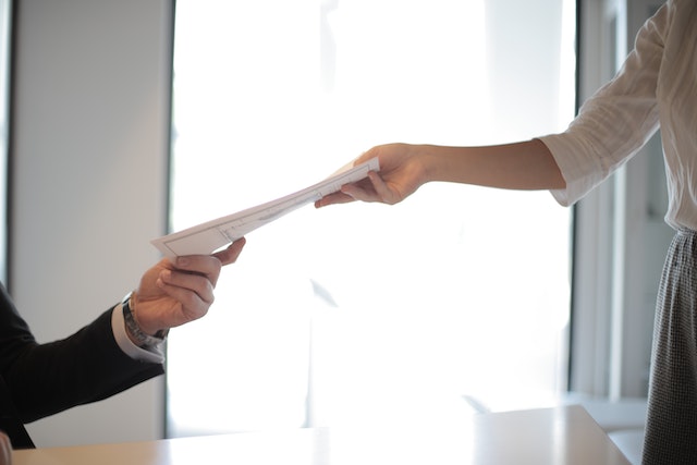 landlord-handing-eviction-notice-to-tenant.